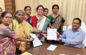 ମହିଳା ମାନଙ୍କର ଆର୍ôଥକ ସ୍ଥିତିରେ ସୁଧାର ପାଇଁ ଓ ମାଇକ୍ରୋଫାଇନାନ୍ସ ସଂସ୍ଥାର ଶୋଷଣ ବିରୁଦ୍ଧରେ ଅଖିଳ ଭାରତ ଗଣତାନ୍ତ୍ରିକ ମହିଳା ସମିତି ତରଫରୁ ଜିଲ୍ଲାପାଳଙ୍କୁ ଦାବିପତ୍ର