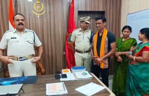 ଗ୍ୟାରେଜ ମିସ୍ତ୍ରୀଙ୍କ ମହାନତା, ଏଟିଏମ୍ରୁ ଉଠାଇଥିବା ପଇସା ଫେରିପାଇଲେ ମହିଳା