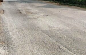 ପୂର୍ତ ବିଭାଗର ଖାମଖିଆଲି ନୀତି, ଡଷ୍ଟ ପକାଇ ରାସ୍ତା ମରାମତି, ଧୂଳି ଉଡ଼ି ପଥଚାରୀଙ୍କୁ କରୁଛି କଲବଲ