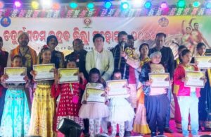 ଚତୁର୍ଦ୍ଦଶ ଭଦ୍ରକ ଜିଲ୍ଲା ମହୋତ୍ସବର ଅଷ୍ଟମ ସନ୍ଧ୍ୟା, ପଲ୍ଲୀ ସାହିତ୍ୟ ଜୀବନର କଥା କହେ – ପଣ୍ଡିତ ସଂଗ୍ରାମ ଆଚାର୍ଯ୍ୟ , କବି ବିଷ୍ଣୁ ସେଠୀ ଥିଲେ ସାହିତ୍ୟ ସାଧନାର ବିନ୍ଧାଣୀ