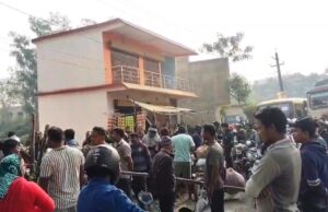 ରାଜ୍ୟ ରାଜପଥକୁ ଅଳିଆ ଆବର୍ଜନା ପାଣି ଛାଡିବା ନେଇ କୋର୍କରା ଛକ ନିକଟରେ ରାସ୍ତାରୋକ