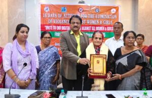 ଲିଙ୍ଗ ଆଧାରିତ ହିଂସା ବିରୋଧରେ ୧୬ ଦିନର ସଚେତନତା କାର୍ଯ୍ୟକ୍ରମ ଉଦ୍ଯାପିତ, ସମାଜସେବିକା ସତ୍ୟମଞ୍ଜରୀ ପାଢ଼ିଙ୍କୁ ଜିଲ୍ଲାପାଳଙ୍କ ଦ୍ୱାରା ସମ୍ବର୍ଦ୍ଧନା