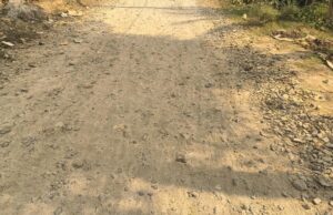 ଅଧାରାସ୍ତା କାମଛାଡି ୮ ମାସ ହେଲା ଠିକାଦାର ଫେରାର, ବନ୍ଦ ରହିଛି ବନ୍ଧ ରାସ୍ତା କାମ, ଲୋକେ ହନ୍ତସନ୍ତ