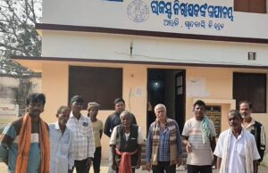 ସହାୟତା ଦାବି ନେଇ ଆରଡି ଆର.ଆଇ ଅଫିସ ସମ୍ମୁଖରେ ଚାଷୀଙ୍କ ମେଳି, ଆସନ୍ତା ୨୭ ତାରିଖ ସୁଧା ଉଚିତ୍ ପ୍ରାପ୍ୟ ନମିଳିଲେ ଆନ୍ଦୋଳନକୁ ଓହ୍ଲାଇବେ ଶତାଧିକ ଚାଷୀ