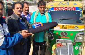 ଅଟୋ ଡ୍ରାଇଭର ମହେଶ୍ୱରଙ୍କ ମହତ ପଣିଆ,ଶୀତରେ ଅସହାୟ ବ୍ୟକ୍ତିଙ୍କୁ କମ୍ବଳ ବାଂଟିଲେ