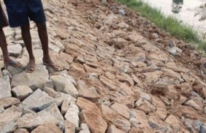 ପୁରୁଣା ପଥରରେ ଚାଲିଛି ନୂଆ କାମ,ଗେଙ୍ଗୁଟି ନଦୀ ସୁରକ୍ଷା ବନ୍ଧ ନିର୍ମାଣରେ ବ୍ୟାପକ ଅନିୟମିତତା ଅଭିଯୋଗ