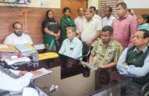 କାମକରି ଉଚିତ ପ୍ରାପ୍ୟ ନପାଇବାରୁ କୃଷି ଓ ପ୍ରାଣୀ ମିତ୍ରଙ୍କ ମଧ୍ୟରେ ଅସନ୍ତୋଷ,ବିଡ଼ିଓଙ୍କ କାର୍ଯ୍ୟାଳୟରେ ସଦର ସରପଂଚଙ୍କୁ ନେଇ ଆଲୋଚନା