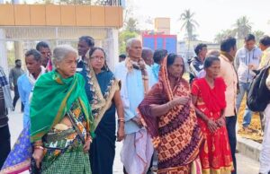 ପୋଲ ନିର୍ମାଣ ସ୍ଥାନ ପରିବର୍ତନ ନେଇ ଗ୍ରାମବାସୀ ଜିଲାପାଳଙ୍କୁ ଭେଟିଲେ