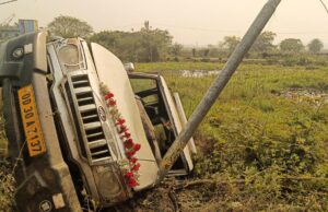 ଷ୍ଟ୍ରୀଟ ଲାଇଟି ଖୁଂଟକୁ ପିଟି ଓଲଟିଲା ବୋଲେରୋ ଗାଡି