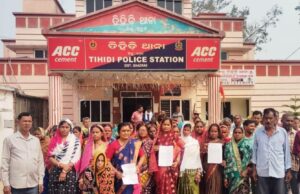 ମିଥ୍ୟା ଅଭିଯୋଗରେ ବୃଦ୍ଧଙ୍କୁ ଗିରଫ ପ୍ରତିବାଦରେ ତିହିଡି ଥାନା ଘେରାଉ