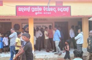 ବିଦ୍ୟାଳୟରେ ମଦ୍ୟପର ଉନ୍ମତ କାଣ୍ଡ,ଗେଟ ଭାଙ୍ଗିବା ଶହ ଛାତ୍ରଛାତ୍ରୀଙ୍କୁ ମାଡ ମାରି ପୋଲିସ ଦ୍ୱାରା ଅଟକ