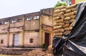 ଜାମଯୋଡି ସମିତିରେ ଛାତନଥିବା ଗୋଦାମରେ ରହିଛି ଧାନ, ବର୍ଷା, ଖରା, କାକର ଖାଉଛି ୮ହଜାର କୁଇଂଟାଲ ଧାନବସ୍ତା , ଆବଶ୍ୟକ ୭ହଜାର ୬ଶହ କୁଇଂଟାଲ ଟାର୍ଗେଟ