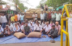 ଧାନବସ୍ତା ରଖି ଚାଷୀଙ୍କ ରାଜ୍ୟ ରାଜପଥ ଅବରୋଧ, ୧୧ ଘଣ୍ଟା ଧରି ଅଟକିରହିଲା ଯାନ ବାହାନ,ଉପଜିଲ୍ଲାପାଳଙ୍କ ପ୍ରତିଶ୍ରୁତି ପରେ ପ୍ରତ୍ୟାହୃତ ହେଲା ଆନ୍ଦୋଳନ,ଟାର୍ଗେଟ ନଥିବାରୁ ଧାନ ବିକି ପାରୁ ନାହାନ୍ତି ଚାଷୀ ,ବର୍ଷରେ ଗଜା ମାରିଲାଣି ଧାନ