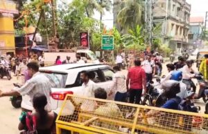 ବସ ଡ୍ରାଇଭର-ଫଳ ଦୋକାନୀ ମଧ୍ୟରେ ଗଣ୍ଡଗୋଳ,ରାସ୍ତାରେ ବସ ରଖି ଡ୍ରାଇଭର ଗଲେ ମେଡିକାଲ