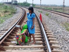 ଧାମରା ବନ୍ଦରରେ ବିସ୍ଥାପିତଙ୍କ ସମସ୍ୟା ସମାଧାନ ନହେବାରୁ ରେଳ ଧାରଣାରେ ଧାରଣା ଦେଲେ ବିଧବା ମା, ୧ଘଂଟା ରେଳ ଚଳାଚଳ ବନ୍ଦ