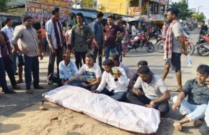 ଟ୍ରାକ୍ଟର ଧକ୍କାରେ ଯୁବକ ମୃତ,କ୍ଷତିପୂରଣ ଦାବିରେ ରାସ୍ତାରୋକ