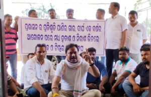 ଟ୍ରକ୍ ଓ ଟିପ୍ପର ମାଲିକ ସଂଘ ପକ୍ଷରୁ ଜିଲାପାଳଙ୍କ କାର୍ଯ୍ୟାଳୟର ପ୍ରବେଶ ପଥ ଅବରୋଧ, ଆନ୍ଦୋଳନକାରୀଙ୍କୁ ହଟାଇବା ପାଇଁ ପୁଲିସ୍ ନାକେଦମ୍