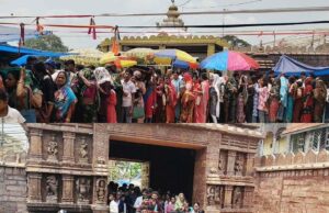 ଆଖଣ୍ଡଳମଣିଙ୍କ ମନ୍ଦିରରେ ପୁଣି ପ୍ରଶାସନିକ ଅବ୍ୟବସ୍ଥା, ଆଖଣ୍ଡଳମଣି ଦର୍ଶନ ପାଇଁ ଡହଡହ ଖରାରେ ୫ଘଂଟା ଧରି ଧାଡିରେ ଚାଲିଲେ ଭକ୍ତ ବ୍ୟାରିକେଡ଼ ନଥିବାରୁ ବାବାଙ୍କ ଦର୍ଶନରେ ବିଳମ୍ବ, ଭକ୍ତଙ୍କ ମଧ୍ୟରେ ଅସନ୍ତୋଷ