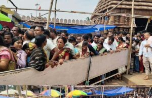 ରଜ ସଂକ୍ରାନ୍ତି ପାଇଁ ଆଖଣ୍ଡଳମଣି ପୀଠରେ ଲକ୍ଷାଧିକ ଭକ୍ତଙ୍କ ଭିଡ଼, ପ୍ରଶାସନିକ ଘୋର ଅବ୍ୟବସ୍ଥା ଯୋଗୁଁ ଦର୍ଶନ ପାଇଁ ଭକ୍ତଙ୍କ ମଧ୍ୟରେ ଠେଲାପେଲା