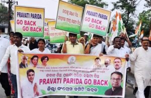 ଉପମୁଖ୍ୟମନ୍ତ୍ରୀ ପ୍ରଭାତୀ ପରିଡ଼ାଙ୍କୁ ଭଦ୍ରକରେ ବିରୋଧ, ଶତାଧିକ କଂଗ୍ରେସ କର୍ମୀଙ୍କୁ ଅଟକ ରଖିଲା ପୁଲିସ