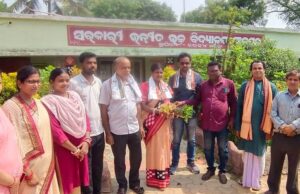 ଫଳପୁର ସରକାରୀ ଉନ୍ନୀତ ଉଚ୍ଚ ବିଦ୍ୟାଳୟରେ ନୂତନ ପ୍ରଧାନଶିକ୍ଷୟତ୍ରୀ ଓ ଶିକ୍ଷକଙ୍କୁ ସ୍ୱାଗତ ସମ୍ବର୍ଦ୍ଧନା