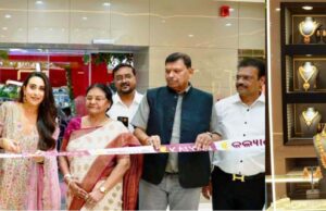 ଭଦ୍ରକରେ କଲ୍ୟାଣ ଜୁଏଲର୍ସର ଡେବ୍ୟୁ ଶୋ’ରୁମ୍ ଉନ୍ମୋଚନ କଲେ ପ୍ରତୀକୀୟ ଅଭିନେତ୍ରୀ କରିସ୍ମା କପୁର