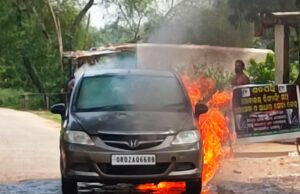 ରାସ୍ତା ମଝିରେ ଜଳିଗଲା କାର