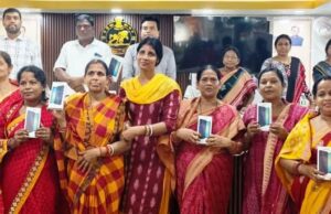 ଅଙ୍ଗନୱାଡି କର୍ମୀଙ୍କୁ ମୋବାଇଲ ବଂଟାଗଲା