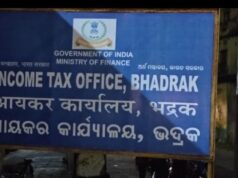 ଭଦ୍ରକ,: ଭଦ୍ରକ ସହରରେ ଦୁର୍ନୀତିଲାଞ୍ଚ ନେବା ବେଳେ ସିବିଆଇ ଜାଲରେ ଭଦ୍ରକ ଆୟକର ବିଭାଗର ସୁପରିଟେଣ୍ଡେଣ୍ଟ ଡୁପ୍ଲିକେଟ୍ ପାନ୍ କାର୍ଡ ବାତିଲ ପାଇଁ ୪ ହଜାର ଟଙ୍କା ଦାବି, ରଙ୍ଗେହାତ ଧରିଲା ସିବିଆଇ