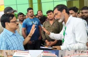 ଭଦ୍ରକ ଜିଲ୍ଲା ମୁଖ୍ୟ ଚିକିତ୍ସାଳୟରେ ୧୦୮ ଆମ୍ବୁଲାନ୍ସ କର୍ମଚାରୀଙ୍କ ଆନ୍ଦୋଳନ,ବିଭିନ୍ନ ଦାବି ନେଇ ପ୍ରଶାସନ ସହ ଆଲୋଚନା