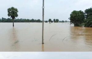 ବୈତରଣୀ ପ୍ରଥମ ବନ୍ୟାରେ ବୋଡକ ଠାରେ ଦବିଲା କୁଆଖିଆ -ଆଖଣ୍ଡଳମଣି ଜାତୀୟ ରାଜପଥ, ବିଛିନ୍ନ ହେବା ଆଶଙ୍କା!, ଏକର ଏକର ଚାଷଜମିରେ ଲହଡ଼ି ଭାଙ୍ଗୁଛି ବନ୍ୟାପାଣି