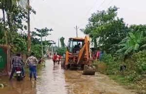 ଚରମ୍ପା ମହାବିଦ୍ୟାଳୟ ରାସ୍ତାରେ ଆଣ୍ଠୁଏ ପାଣି ପ୍ରସଙ୍ଗ,ଯାହା ନ କଲା ପ୍ରଶାସନ, ତାହା କରି ଦେଖାଇଲେ ଗ୍ରାମବାସୀ