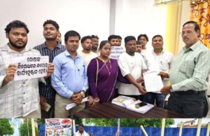 ଐତିହାସିକ ଦିଲ୍ଲୀ ଛାତ୍ର ଆନ୍ଦୋଳନକୁ ସମର୍ଥନ ଜଣାଇ କେନ୍ଦ୍ର ଶିକ୍ଷା ମନ୍ତ୍ରୀ ଓ କେନ୍ଦ୍ର ଗୃହମନ୍ତ୍ରୀଙ୍କ ଇସ୍ତଫା ଦାବି ,କକ୍ରୋଚ ଜନତା ପାର୍ଟି ପକ୍ଷରୁ ଭଦ୍ରକ ଜିଲ୍ଲାପାଳଙ୍କ କାର୍ଯ୍ୟାଳୟ ସମ୍ମୁଖରେ ଧାରଣା