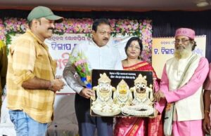 ଅନ୍ତରର ସାଂସ୍କୃତିକ ଚେତନା ହିଁ ପ୍ରଶାସକଙ୍କୁ ସଂବେଦନଶୀଳ କରେ,ଭଦ୍ରକ ଜିଲ୍ଲାପାଳ ଡକ୍ଟର ଦିଲିପ୍ ରାଉତରାଏଙ୍କୁ ଭବ୍ୟ ନାଗରିକ ସମ୍ବର୍ଦ୍ଧନା