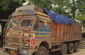 ଧାମନଗରରେ ବେଆଇନ କବାଡ଼ିଆ ଦୋକାନୀ ଉପରେ ପୋଲିସର ଚଢ଼ଉ, ଚୋରା ସାମଗ୍ରୀ ସହ ଦୋକାନୀ ଗିରଫ, ଟ୍ରକ ଜବତ