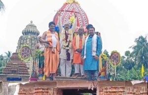 ହରିବୋଲ କ୍ଷେତ୍ରରୁ ମୋଡସାହି ମାଉସୀ ମା’ ମନ୍ଦିରକୁ ଗଡ଼ିଲା ତିନି ରଥ, ଛେରାପହଁରା କଲେ ଜିଲ୍ଲାପାଳ, ମହିଳା ଟାଣିଲେ ସୁଭଦ୍ରାଙ୍କ ରଥ
