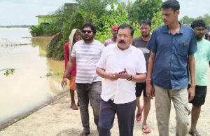 ଭଣ୍ଡାରିପୋଖରୀର ବନ୍ୟାଞ୍ଚଳ ବୁଲିଲେ ବିଧାୟକ ସଂଜୀବ, ଗାଡ଼ିରେ ବାଣ୍ଟିଲେ ଶୁଖିଲା ଖାଦ୍ୟ ଓ ଔଷଧ