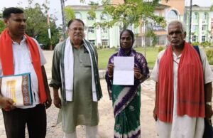ଭୂମିହୀନ ଦଳିତ ମହିଳାଙ୍କ ପ୍ରତି ବଣିଆ ସରପଂଚଙ୍କ ଅଶ୍ଳୀଳ ଆଚରଣ,ନ୍ୟାୟ ପାଇଁ ଏସ୍ପିଙ୍କୁ ଭେଟିଲେ
