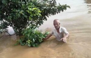 ଆସିଲାନି ସରକାରୀ ବୋଟ ଓ ଓଡ୍ରାଫ ଟିମ୍ , ବନ୍ୟାପାଣି ସ୍ରୋତରେ ରାସ୍ତାରେ ଆସୁଥିବା ବେଳେ ଭାସିଗଲେ ବୃଦ୍ଧ