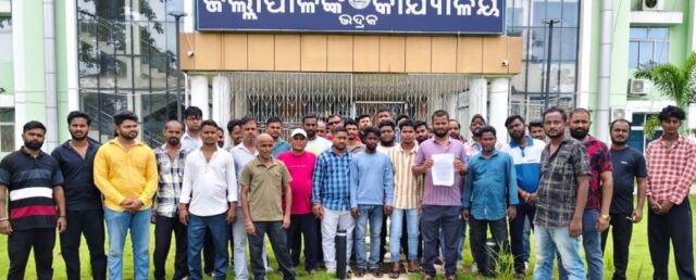BARALAPOKHARI VILLAGERS MEET COLLECTOR