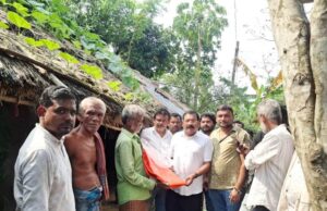 ଭଣ୍ଡାରିପୋଖରୀରେ କମିଛି ବନ୍ୟା ,ସ୍ଥିତି ଅନୁଧ୍ୟାନ ସହ ରିଲିଫ୍ ବାଂଟିଲେ ବିଧାୟକ ସଂଜୀବ