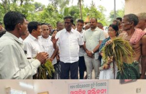 ୫ ଦିନ ପରେ ବି ପହଂଚିନି ରିଲିଫ, ଧାମନଗର ବନ୍ୟାଂଚଳରେ ବିଜେଡିର ସ୍ଥିତି ପରଖିଲେ ପୂର୍ବତନ ମନ୍ତ୍ରୀ ସଞ୍ଜୟ ଦାସବର୍ମା, ନିଷ୍କ୍ରିୟତା ନେଇ ଲୋକଙ୍କ କ୍ଷୋଭକୁ ସାମ୍ବାଦିକ ସମ୍ମିଳନୀରେ ପ୍ରକାଶ କରି ସରକାରକୁ ଘେରିଲେ