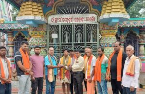 ଅସୁସ୍ଥ କୀର୍ତନ କଳାକାର ଲୋକନାଥ ବେହେରାଙ୍କ ସହାୟତାରେ ଆଗେଇଲା ବଳାଜୀପଡ଼ା ଗ୍ରାମ କୀର୍ତନ ମଣ୍ଡଳୀ ରକ୍ତଦାନ ସହ ଚିକିତ୍ସା ଖର୍ଚ୍ଚରେ ସହଯୋଗ, ସରକାରୀ ସହାୟତା ପାଇଁ ନିବେଦନ