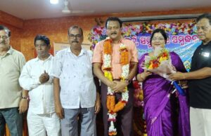 ଭଦ୍ରକ ଜିଲ୍ଲା ବରିଷ୍ଠ ନାଗରିକ ମହାସଂଘ ଓ ଆଂଚଳିକ ସଂଘ ତରଫରୁ ପୂର୍ବତନ ଜିଲ୍ଲାପାଳଙ୍କୁ ଅବସରକାଳୀନ ସମ୍ବର୍ଦ୍ଧନା