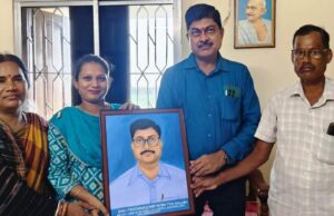 ଫଟୋଚିତ୍ର ପ୍ରଦାନ କଲେ ନମିତା ବେହେରା