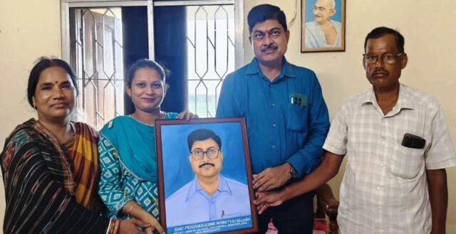 namita behera photo gifted to additional tahasildar (1)