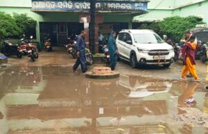 ଧାମନଗର ବ୍ଲକ ଅଫିସ ଆଗରେ କୃତ୍ରିମ ବନ୍ୟା, ସାମାନ୍ୟ ବର୍ଷାରେ ଲହଡ଼ି ମାରୁଛି ପାଣି, ଦୁର୍ଦ୍ଦଶାରେ ଜନସାଧାରଣ, ଦୀପତଳ ଅନ୍ଧାର