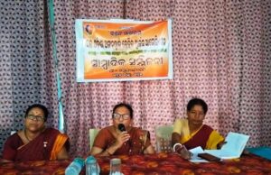 ୫୫ ବର୍ଷରେ ଅଙ୍ଗନୱାଡ଼ି କର୍ମଚାରୀଙ୍କ ଶାରୀରିକ ପରୀକ୍ଷା ଓ ଅବସର ପ୍ରସଙ୍ଗକୁ ନେଇ ତେଜିଲା ଅସନ୍ତୋଷ, ସରକାରୀ ଚିଠି ପ୍ରତ୍ୟାହାର ଦାବି, ଦାବି ପୂରଣ ନହେଲେ ଆନ୍ଦୋଳନ ଚେତାବନୀ