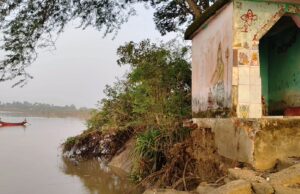 ଆରଡି ମୁଁଆ ଘାଟରେ ବୈତରଣୀ ନଦୀକୁ ଧସିଲା ୧ଶହ ଫୁଟର ନଦୀବନ୍ଧ, ଭାସିଗଲା କଂକ୍ରିଟ ଜେଟି, ନଦୀ ଗର୍ଭରେ ଲିନ୍ନ ହେଲା ଗଙ୍ଗାମାତା ମନ୍ଦିରର ଅଧିକାଂଶ ଭାଗ