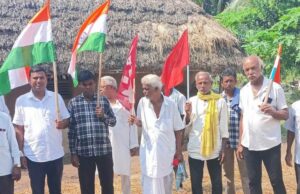 କମ୍ୟୁନିଷ୍ଟ ପାର୍ଟି ପ୍ରତିଷ୍ଠା ଦିବସ ପରିପ୍ରେକ୍ଷୀରେ ଲାଲ୍ ପତାକା ଉତୋଳନ ଓ ତ୍ରିରଙ୍ଗା ଶୋଭାଯାତ୍ରା